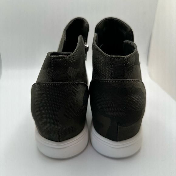 CUSHIONAIRE Women's Hart Hidden Wedge Sneaker 11 BLACK CAMO - Picture 4 of 7